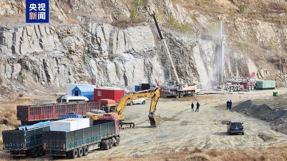 山东兰陵铁矿冒顶事故救援:地面打孔作业持续推进