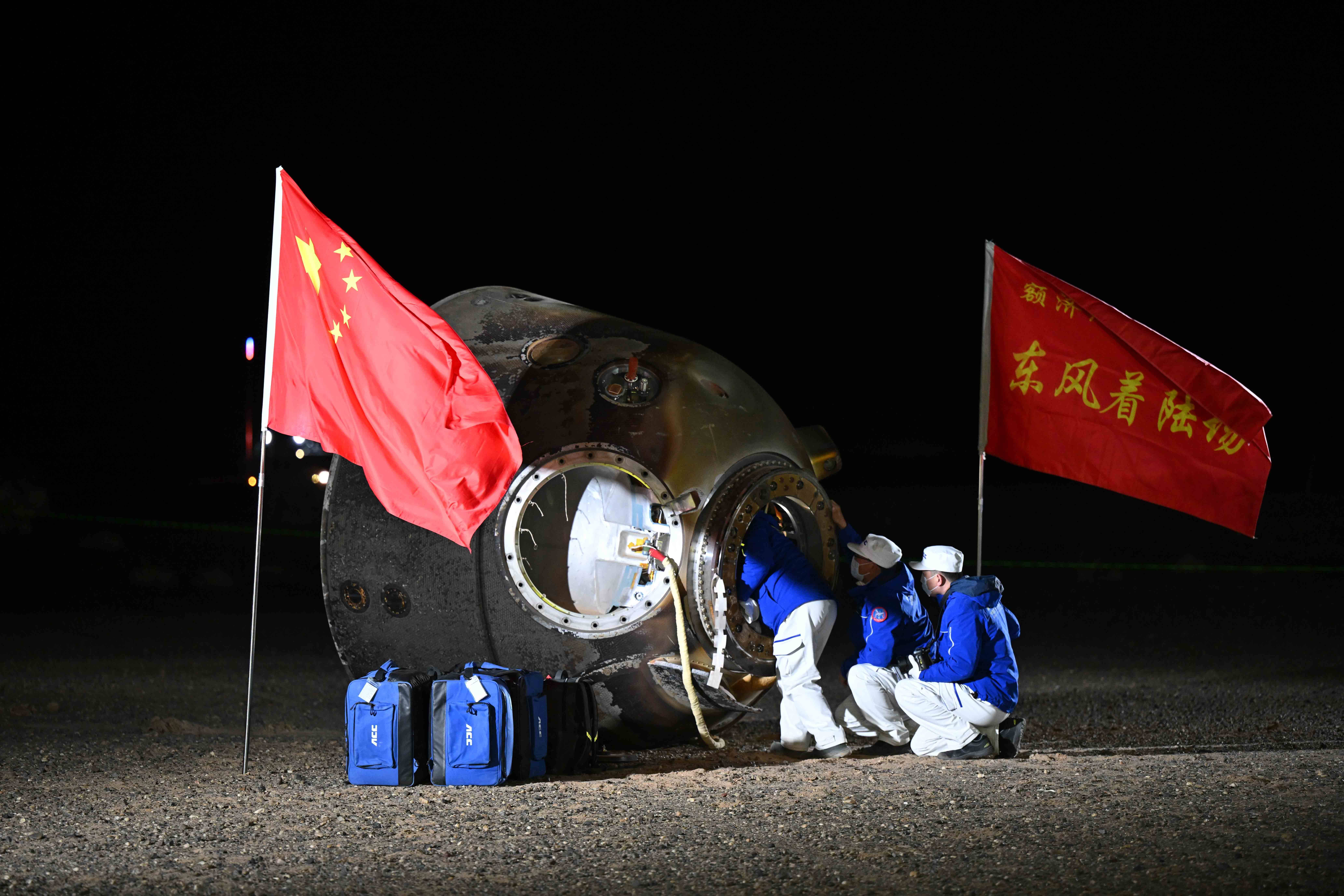 返回舱着陆最后一米<strong></p>
<p>虚拟币交易网站</strong>，4台着陆反推发动机10毫秒内同时点火