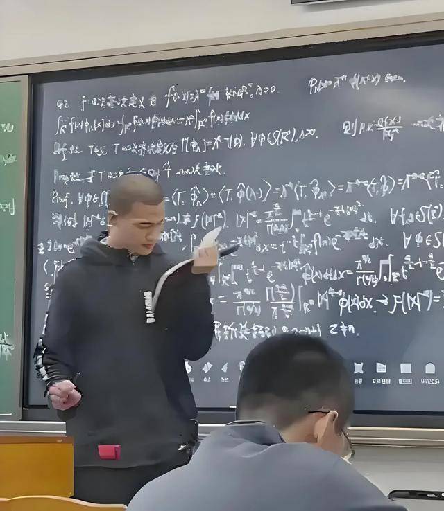 韦东奕上课照片走红<strong></p>
<p>虚拟币如何盈利</strong>,新发型吸睛,网友:板书真漂亮,可惜看不懂
