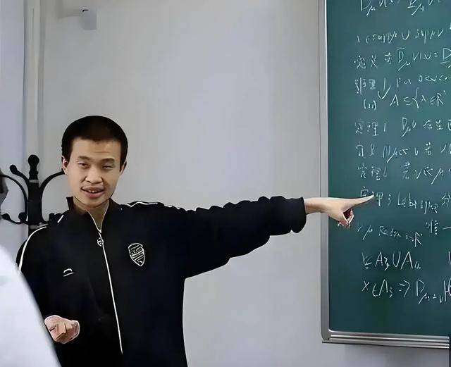 韦东奕上课照片走红<strong></p>
<p>虚拟币如何盈利</strong>,新发型吸睛,网友:板书真漂亮,可惜看不懂