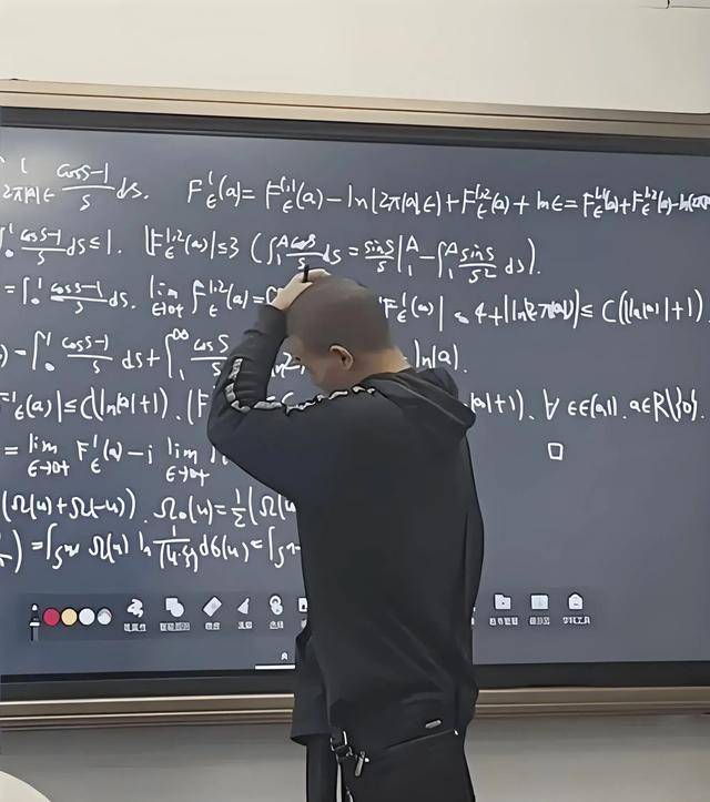 韦东奕上课照片走红<strong></p>
<p>虚拟币如何盈利</strong>,新发型吸睛,网友:板书真漂亮,可惜看不懂