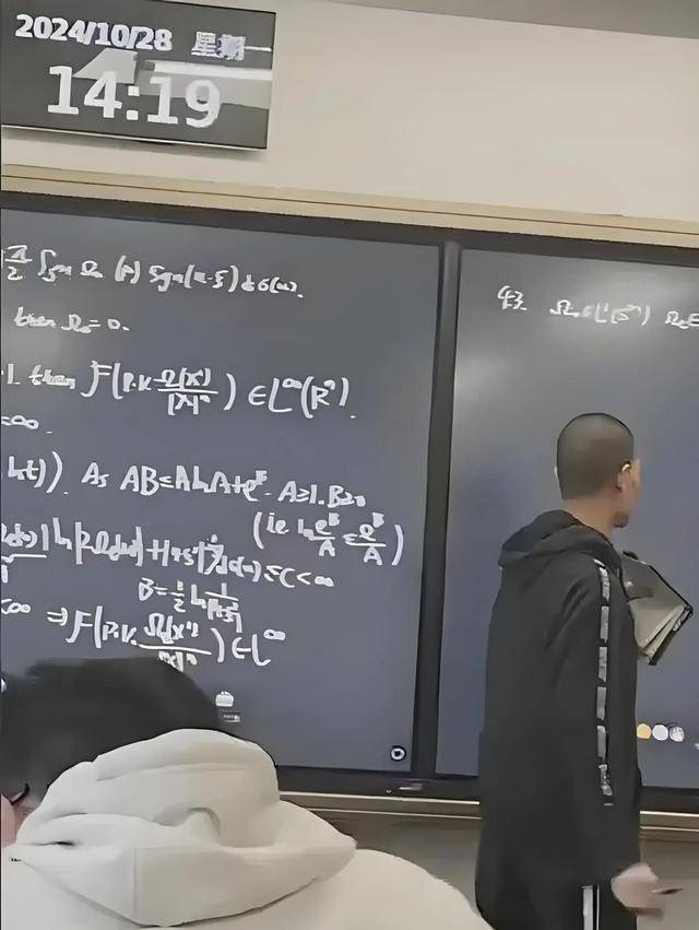 韦东奕上课照片走红<strong></p>
<p>虚拟币如何盈利</strong>,新发型吸睛,网友:板书真漂亮,可惜看不懂