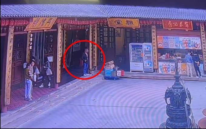 自制缠满双面胶的铁片<strong></p>
<p>币交易平台</strong>，男子在寺庙内盗窃功德箱被行拘