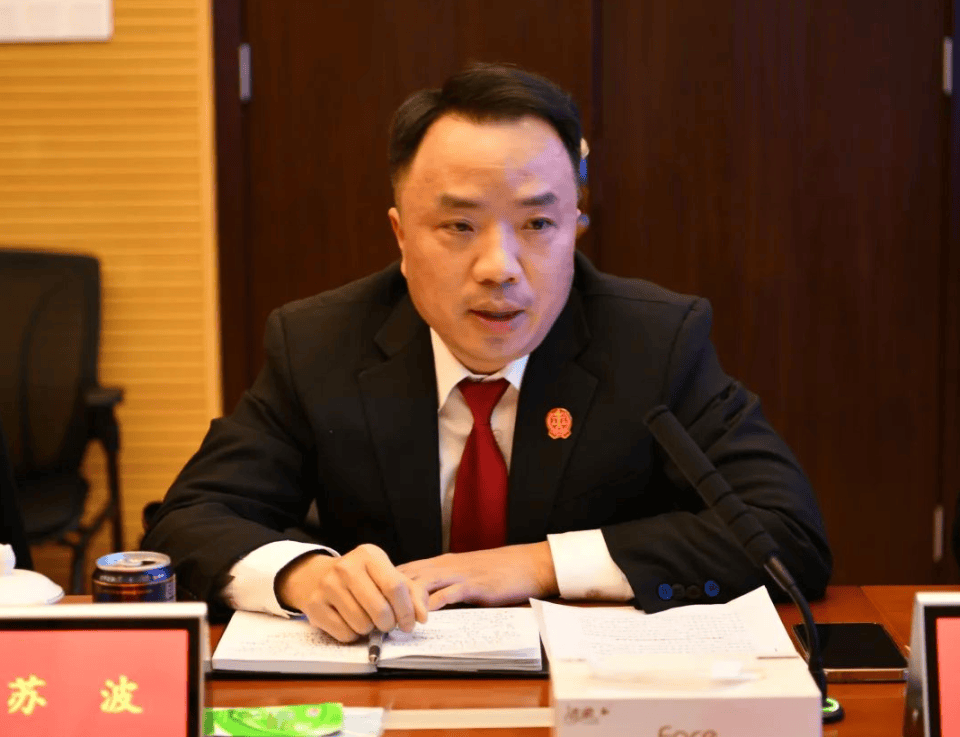 这个法院副院长，长期脱岗旷工迟到早退，将应审签文件推给其他院领导