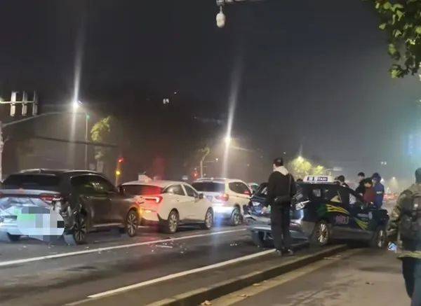 凌晨<strong></p>
<p>哪些虚拟币靠谱</strong>，上海一路口多车追尾！目击者：疑似大货车惹祸，撞击力度大