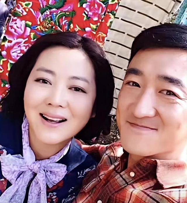 他是知名演员<strong></p>
<p>lisk虚拟币</strong>,40岁二胎得女,41岁突然离世将悲痛留给妻子与儿女