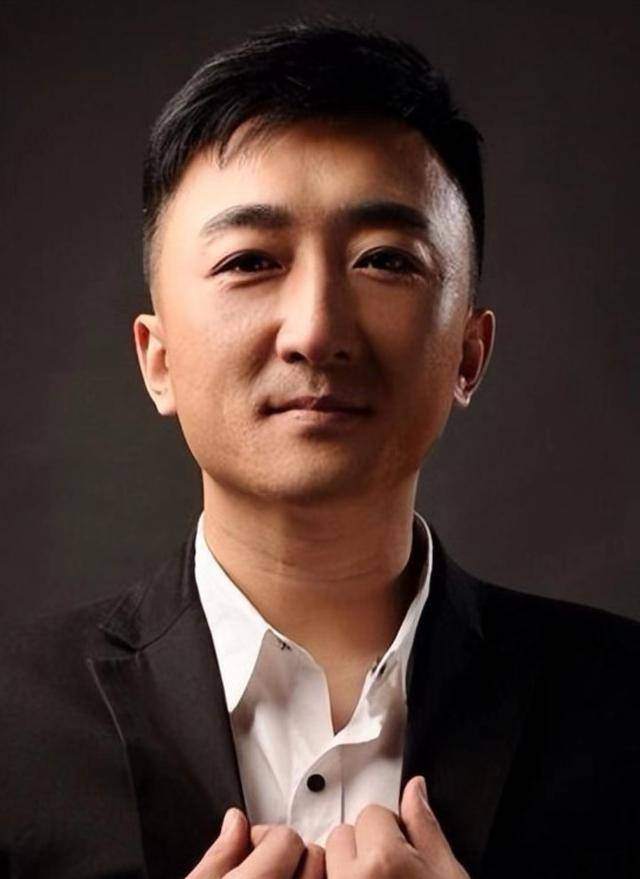 他是知名演员<strong></p>
<p>lisk虚拟币</strong>,40岁二胎得女,41岁突然离世将悲痛留给妻子与儿女