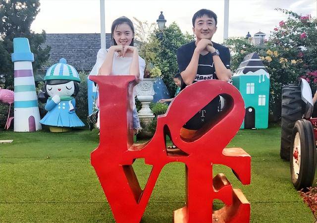 他是知名演员<strong></p>
<p>lisk虚拟币</strong>,40岁二胎得女,41岁突然离世将悲痛留给妻子与儿女