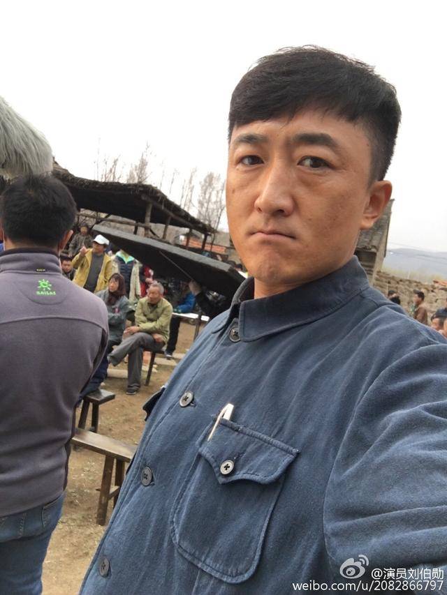 他是知名演员<strong></p>
<p>lisk虚拟币</strong>,40岁二胎得女,41岁突然离世将悲痛留给妻子与儿女