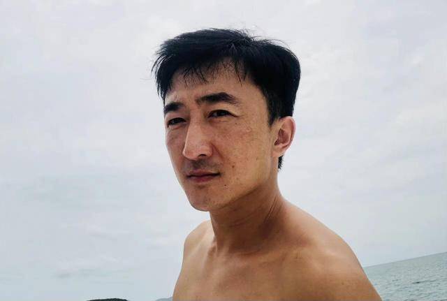 他是知名演员<strong></p>
<p>lisk虚拟币</strong>,40岁二胎得女,41岁突然离世将悲痛留给妻子与儿女