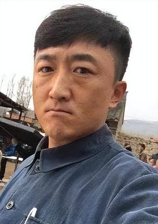 他是知名演员<strong></p>
<p>lisk虚拟币</strong>,40岁二胎得女,41岁突然离世将悲痛留给妻子与儿女