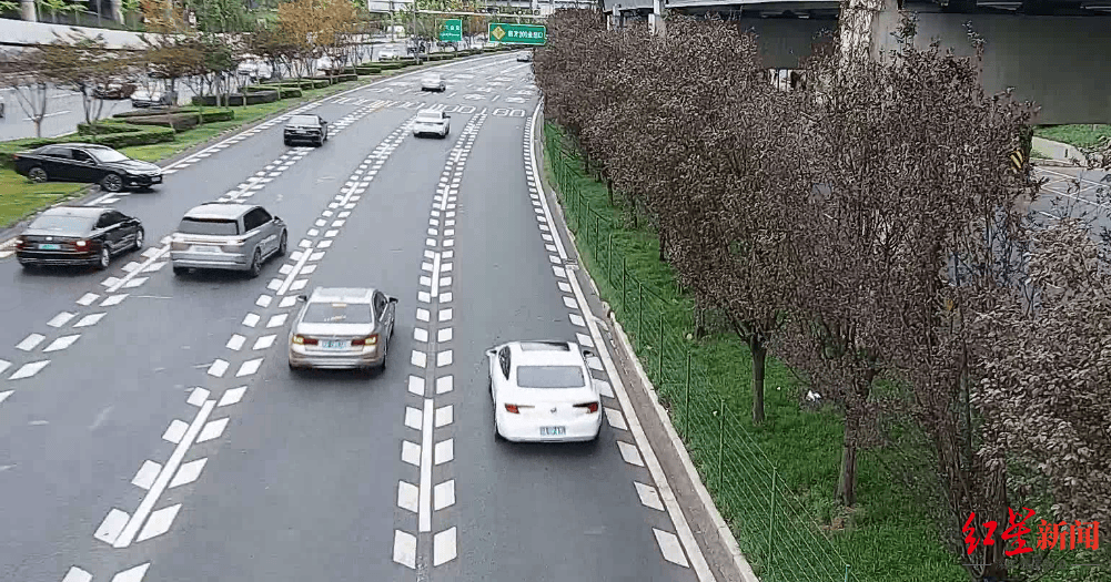 成都三环主路惊现小轿车跨过隔离带掉头<strong></p>
<p>酷赚网虚拟币交易</strong>，原来是司机酒驾走错路……