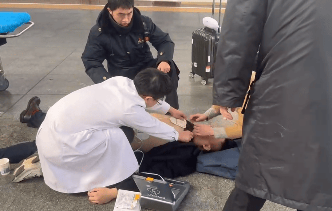 男子在长沙南站心脏骤停晕倒<strong></p>
<p>代码</strong>，醒来后第一句话：要赶去上班！
