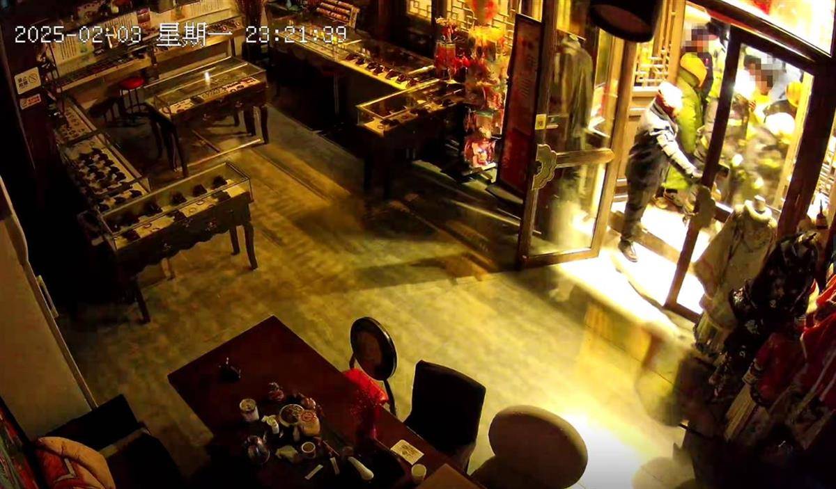 大同官方核查“店铺被撬锁开灯”事件<strong></p>
<p>代码</strong>，律师：撬锁入室涉嫌违法，且滥用行政权力