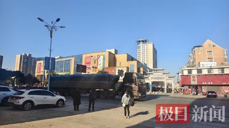 “没料到政府宁可多花钱让公路改道”<strong></p>
<p>合约</strong>，江西“最强钉子户”独守孤房