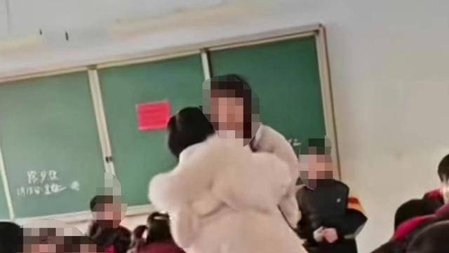 山西一老师把学生牙打掉<strong></p>
<p>外盘原油开户</strong>，家人冲进教室讨说法？官方回应