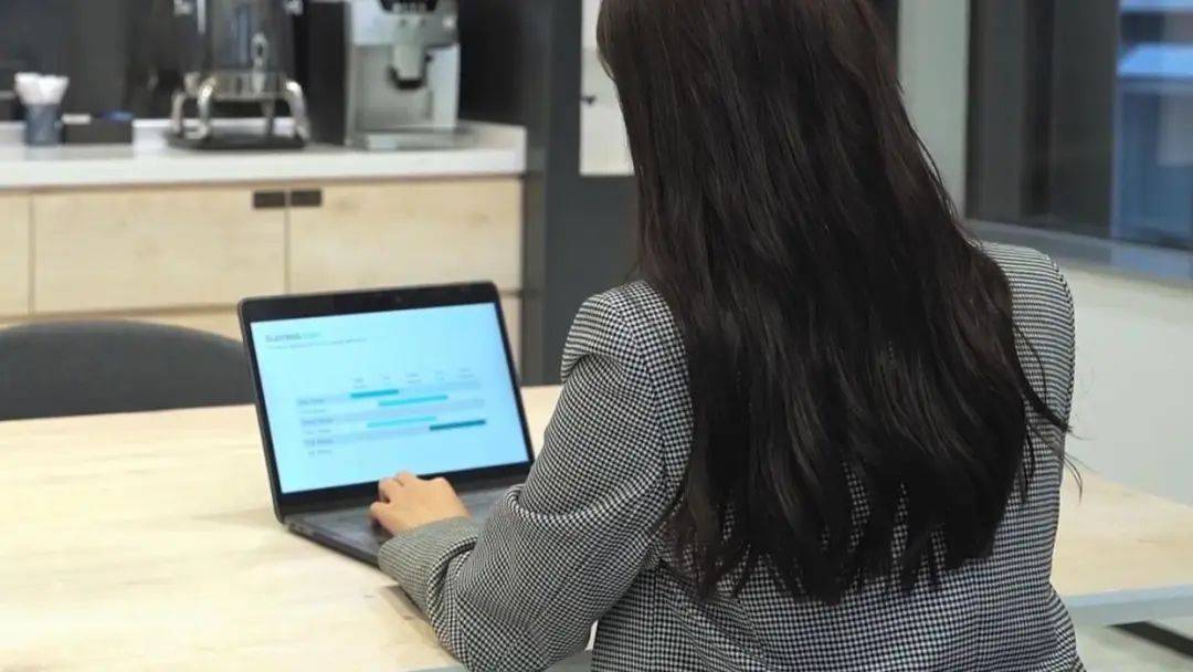 太疯狂<strong></p>
<p>原油鱼</strong>!上海一90后财务18个月挪用1400万!大牌包堆满整个屋子…