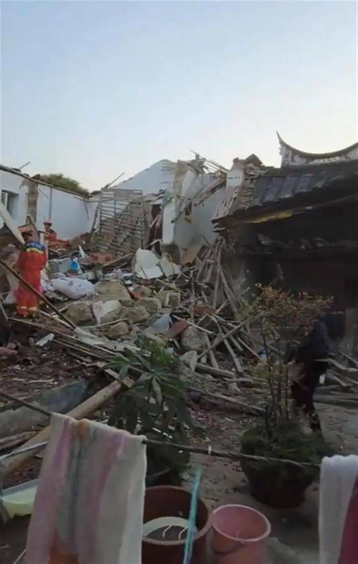 福建一民宅倒塌7人被埋<strong></p>
<p>原油视频</strong>，亲历者：房龄已超60年