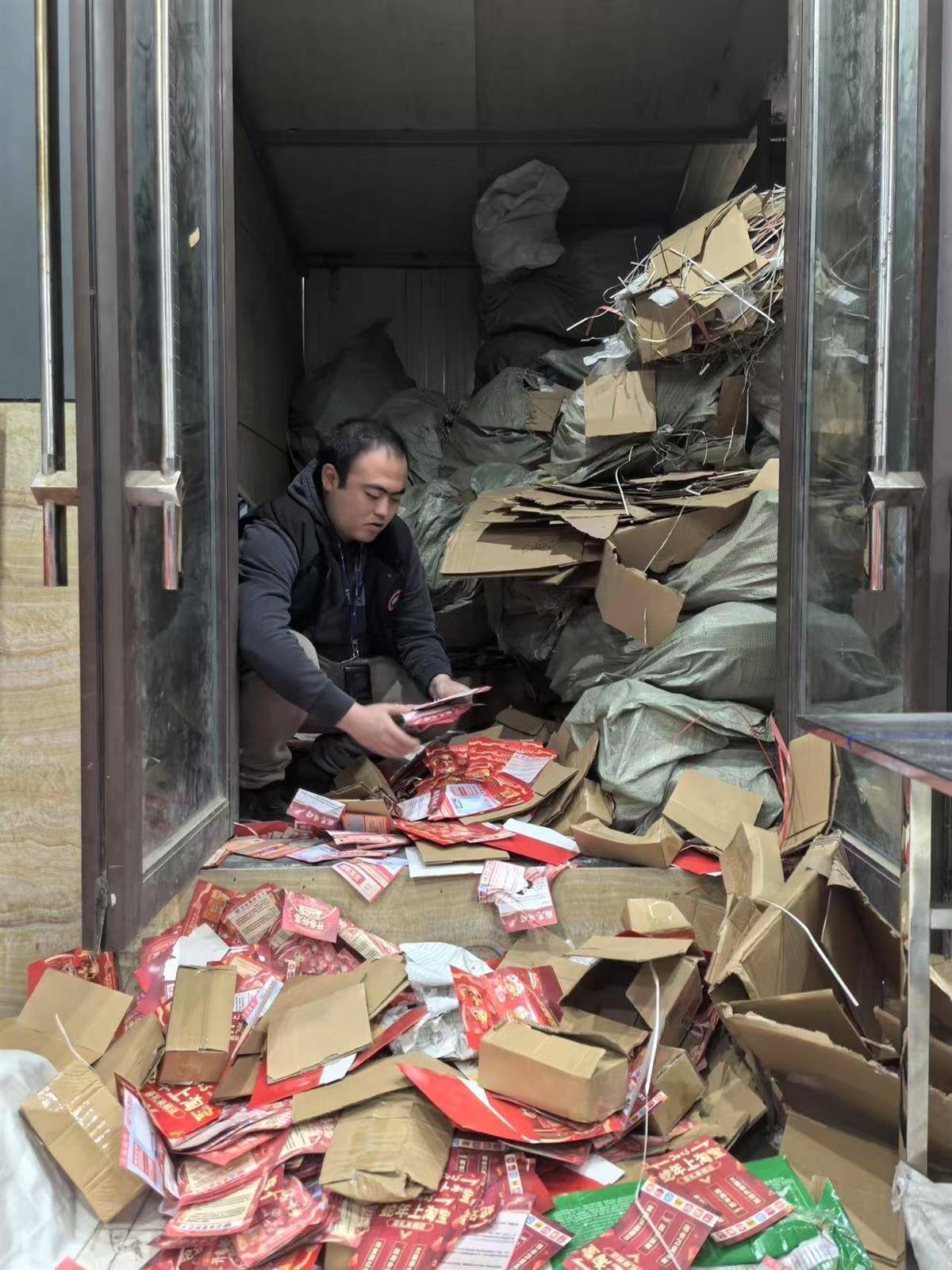 他发出的81万件快递全是电诈卡片<strong></p>
<p>原油蒸气</strong>！武汉江岸警方破获特大诈骗案