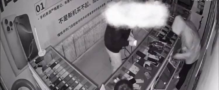4名少年偷手机89部还发视频炫耀<strong></p>
<p>原油蒸气</strong>，店主：贼抓了又放，手机向谁要