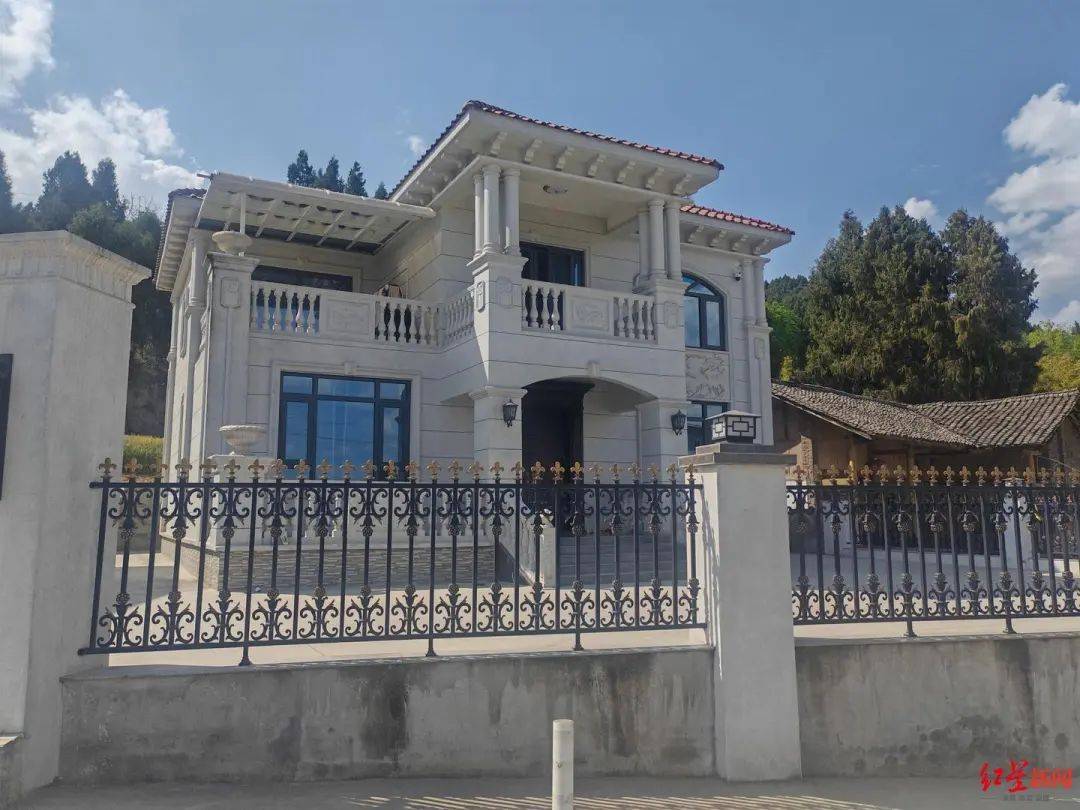 小伙搬砖9年攒200万<strong></p>
<p>现货原油开户</strong>,修别墅买车:宁愿不要这些钱,若时间倒流想好好读书