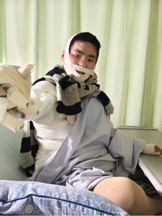 女孩被前男友泼汽油致残<strong></p>
<p>白银现货原油</strong>，凶手法庭上威胁杀人