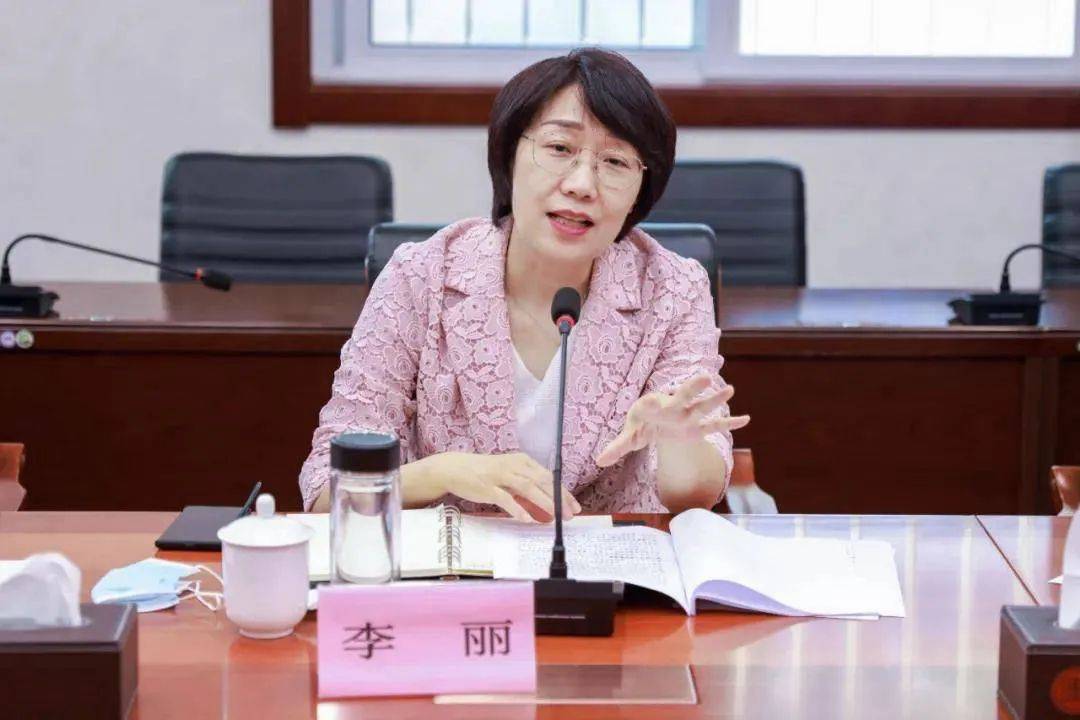唐山市委原常委李丽<strong></p>
<p>现货白银原油</strong>，收受私营企业主、领导干部等28人所送礼品、礼金、消费卡