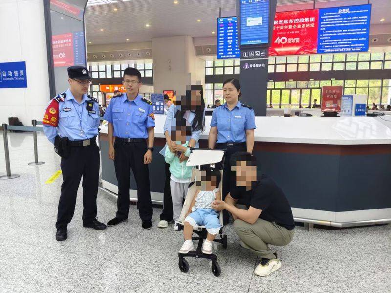 父母睡过头5岁哥哥带2岁妹妹独自下高铁<strong></p>
<p>一桶原油多少公斤</strong>，民警陪伴等待家长返回