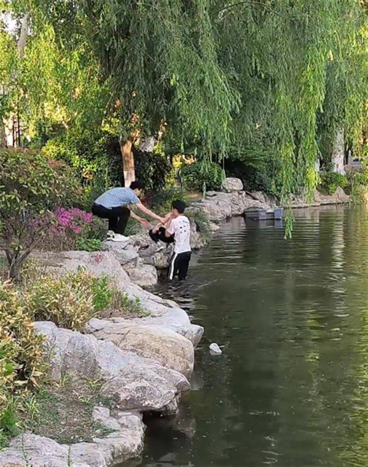 徐州一女童落水被救起<strong></p>
<p>迷你原油</strong>，家长赶来先责怪孩子，救人者：家长当时吓坏了，后来已道谢