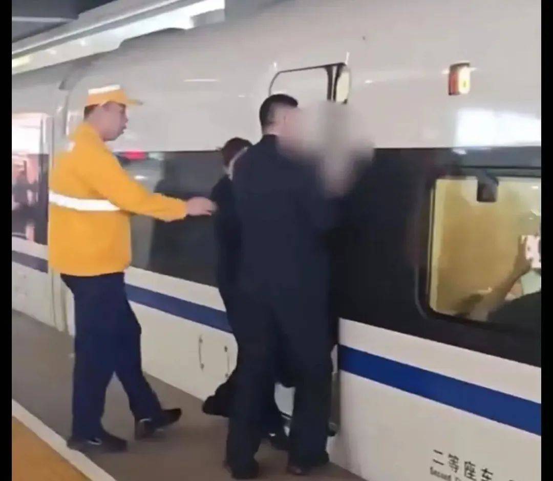 上海虹桥站有旅客扒车门<strong></p>
<p>迷你原油</strong>？铁路上海站回应：系身体不适
