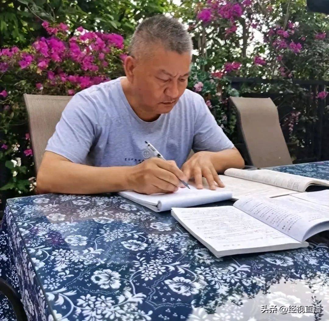 58岁梁实备战第29次高考<strong></p>
<p>原油投资交易</strong>,谈多次落榜:31岁已赚100万,也许用光前半生运气