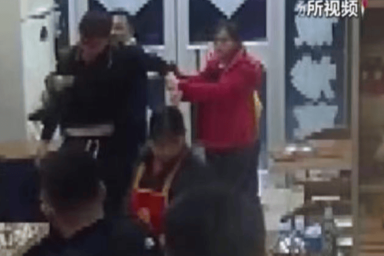 被打后还手是不是互殴<strong></p>
<p>康原油</strong>？“小案”也适用正当防卫