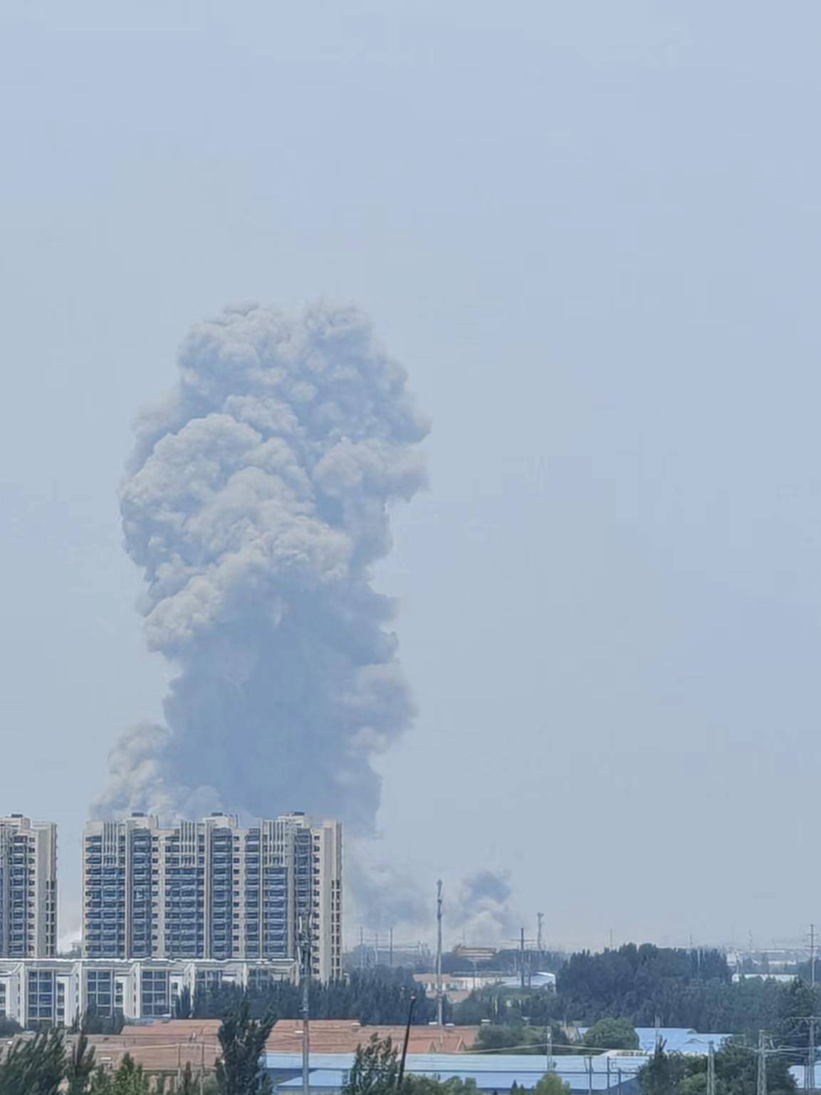 山东高密一化工车间发生爆炸<strong></p>
<p>步原油</strong>，一公里外饭店窗户被震碎，当地：现场已疏散完毕，具体情况核实中