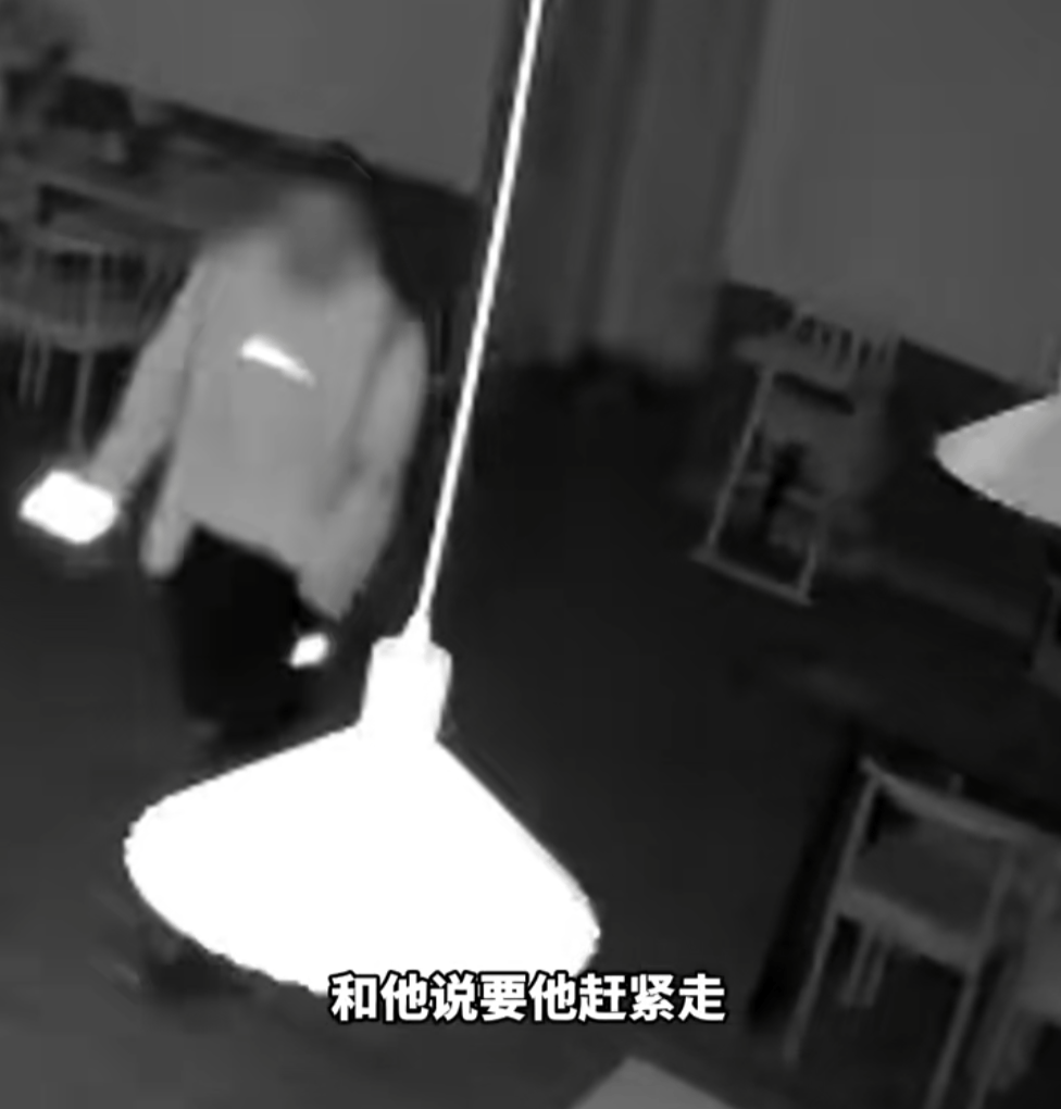 第一次见面就表白！被拒绝后男子凌晨3点狂敲女生房门<strong></p>
<p>原油招聘</strong>，随后拿出工具撬锁……