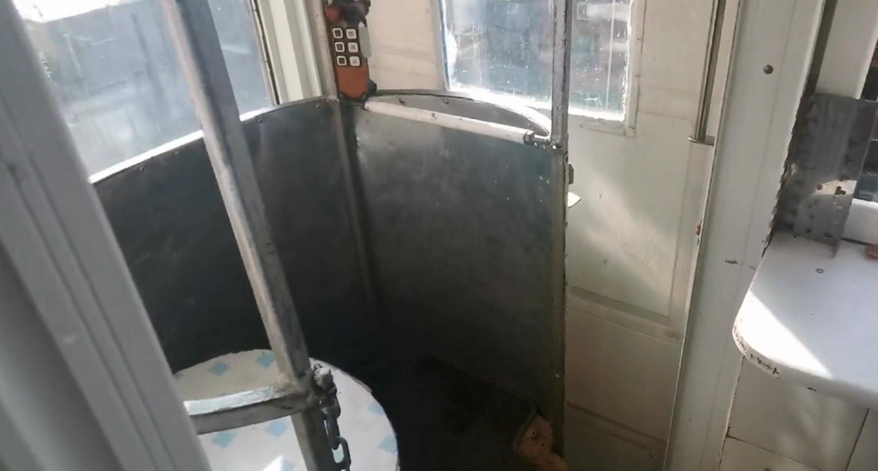 辽宁葫芦岛一老人自制电梯上五楼<strong></p>
<p>世界原油储量</strong>,居委会:曾申请专利,目前已拆除