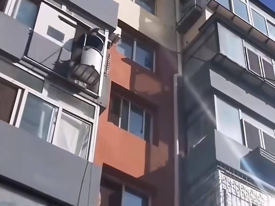 辽宁葫芦岛一老人自制电梯上五楼<strong></p>
<p>世界原油储量</strong>,居委会:曾申请专利,目前已拆除