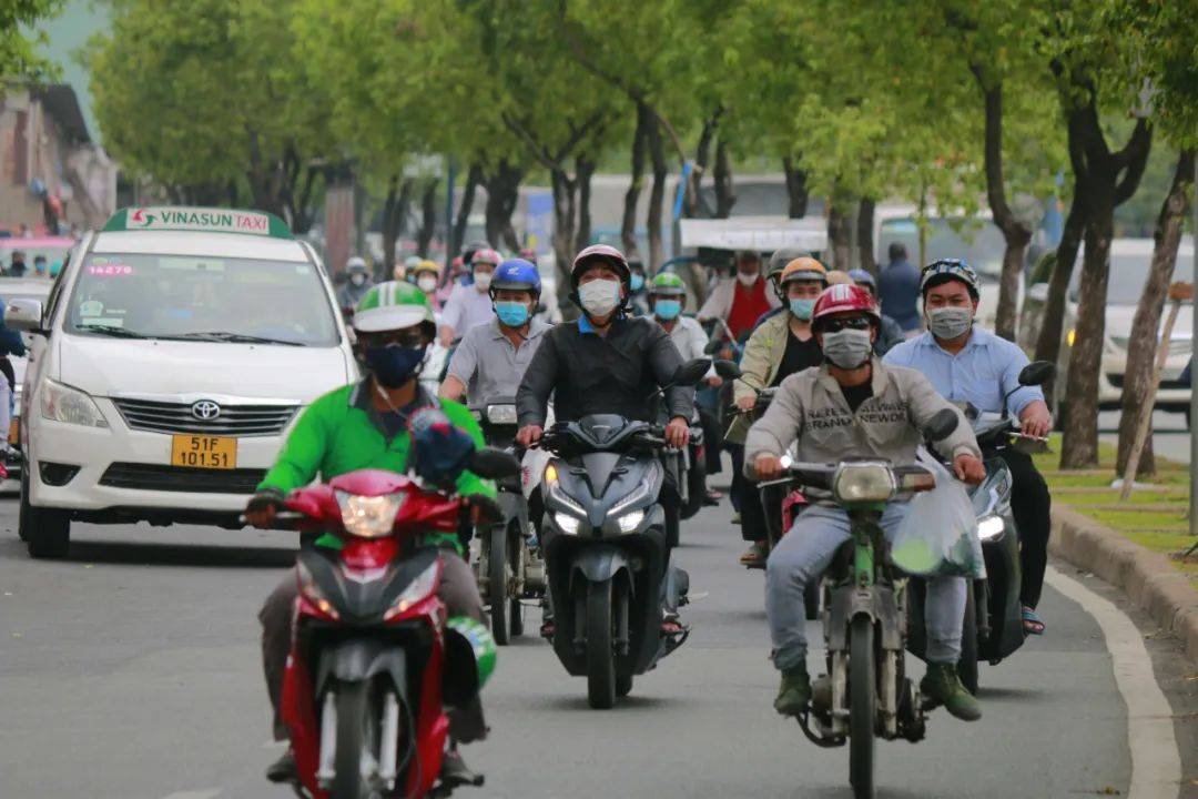 再有钱的北京白领<strong></p>
<p>今天国际原油</strong>，也得穿“电驴套装”