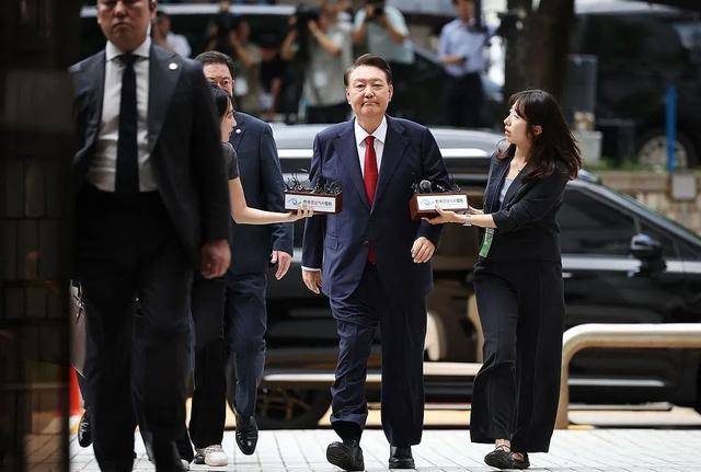 尹锡悦又被捕<strong></p>
<p>b原油</strong>，夫人、岳母遭“围剿”