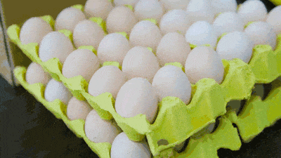 粘着鸡毛鸡屎的土鸡蛋<strong></p>
<p>正规交易原油平台</strong>,要先洗干净再放冰箱吗?