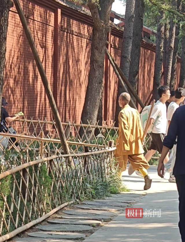印乐方丈管理下的白马寺：僧人顶着高温种地<strong></p>
<p>中原油田招聘信息</strong>，义工称寺里秉承农禅并重