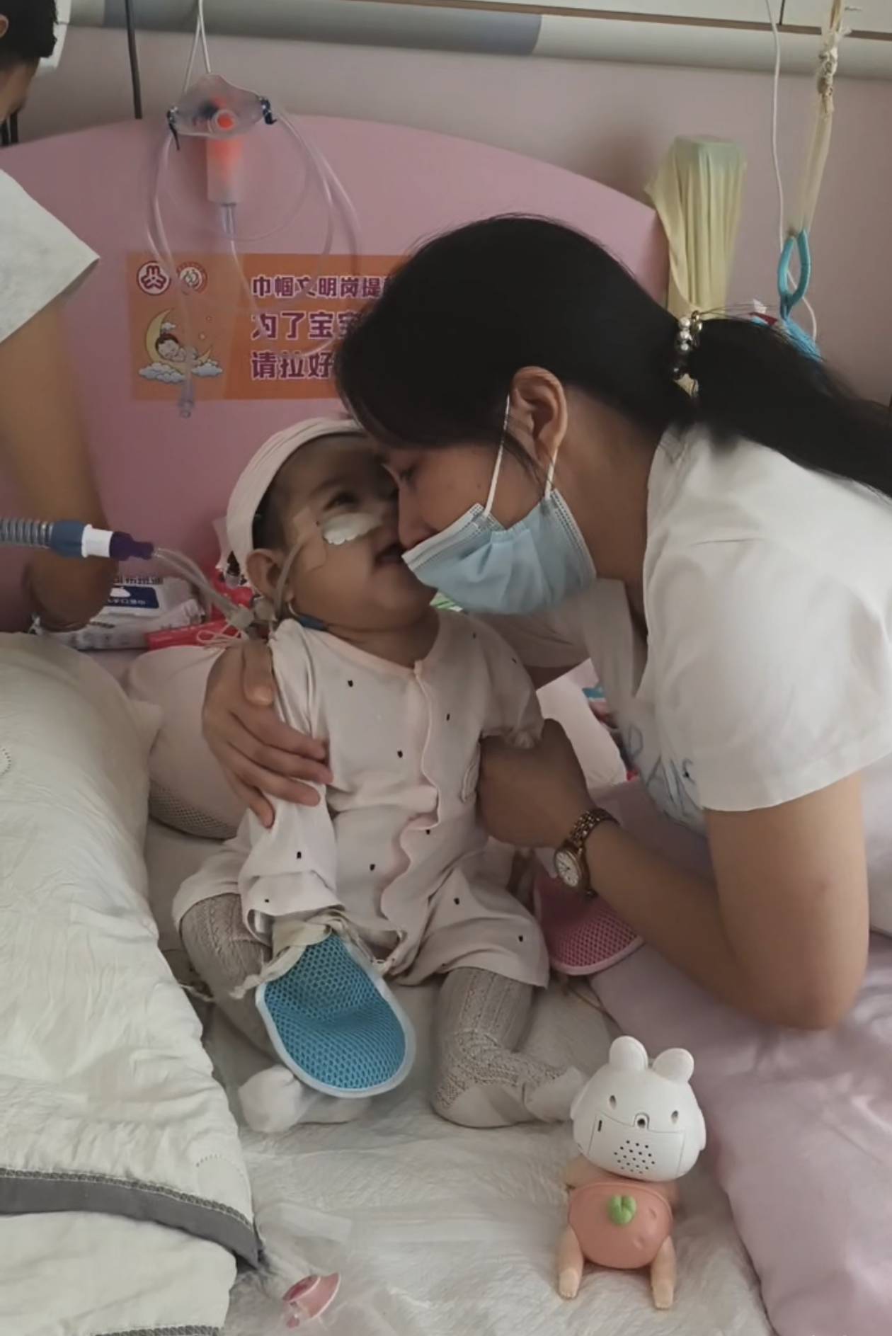 奶奶在哭<strong></p>
<p>伊朗原油产量</strong>，宝宝在笑！40天女婴重病，00后父亲割肝救女，术后这一幕让网友泪奔