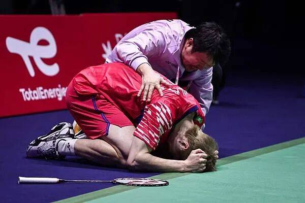 祝贺!石宇奇2比1逆转昆拉武特<strong></p>
<p>原油软件下载</strong>,获得羽毛球世锦赛男单冠军!