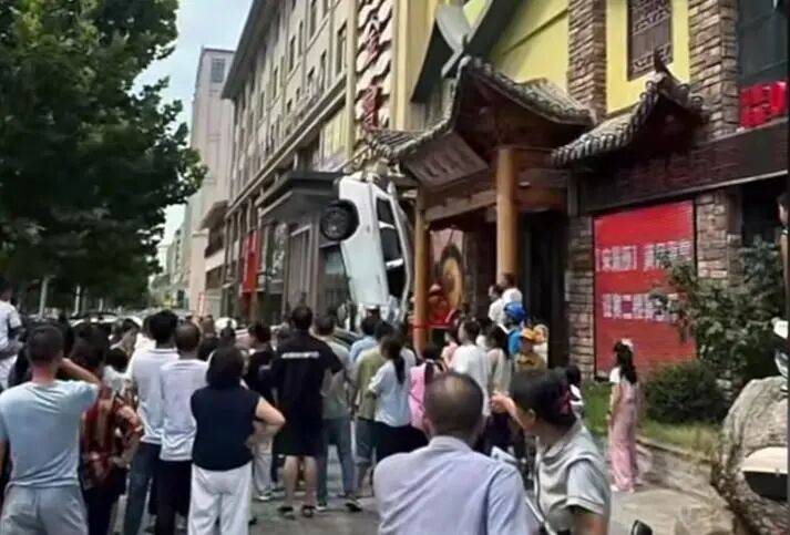 车辆失控驶入路边停车位致1死2伤<strong></p>
<p>原油软件下载</strong>，警方通报