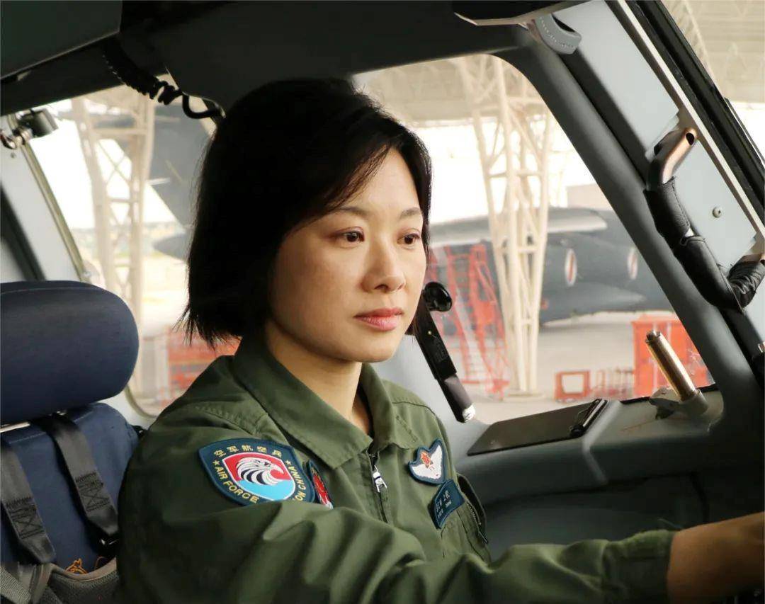 阅兵最帅女机长<strong></p>
<p>原油后期走势</strong>，是她！