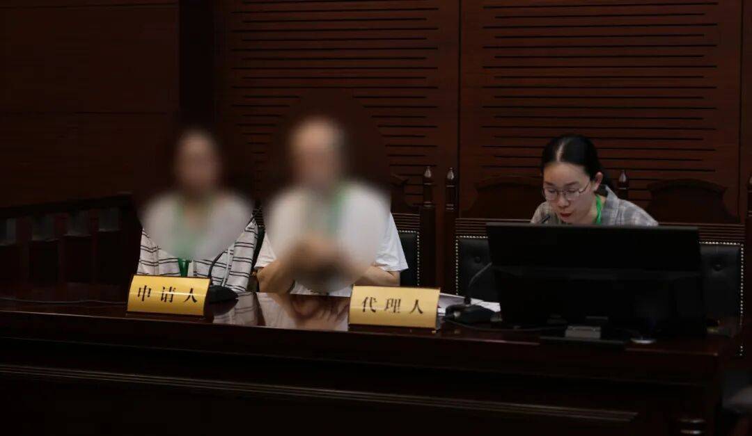母亲病逝<strong></p>
<p>原油一桶多重</strong>，生父不明，留下一双女儿谁来监护？八旬外祖父诉至法院：我来！