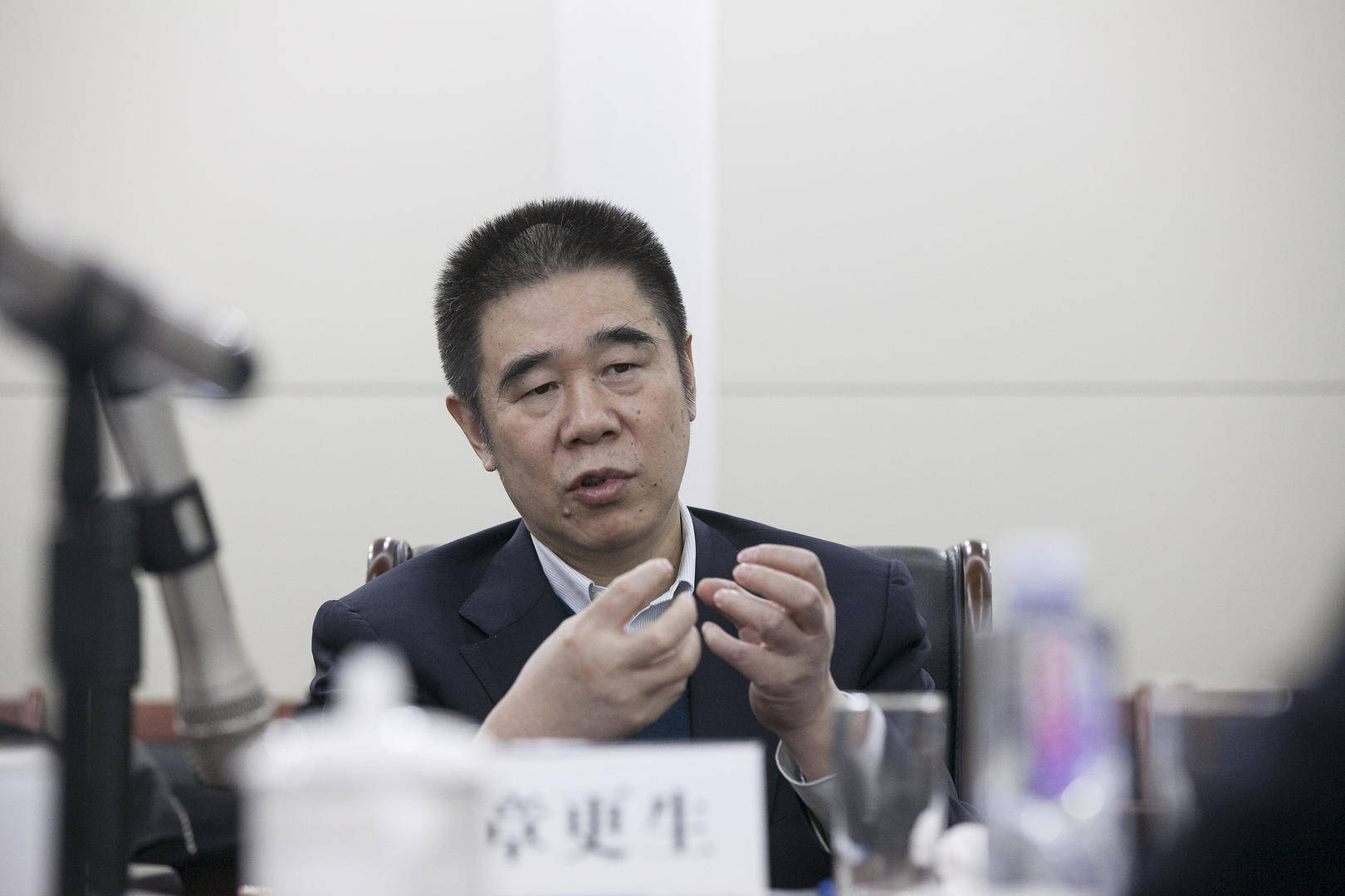 违规发放贷款造成特别重大损失<strong></p>
<p>一桶原油多重</strong>，建设银行原副行长章更生被提起公诉