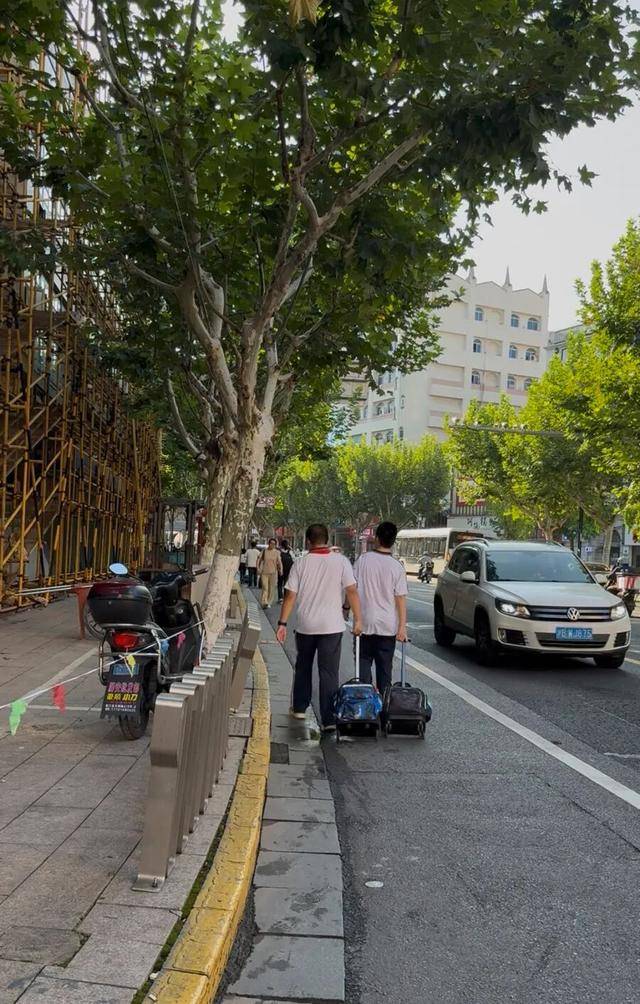 事发上海校门口！学生上学像闯关：夹缝中慢慢腾挪<strong></p>
<p>今日原油期货行情</strong>，与非机动车迎面对冲…家长担忧：何时是头