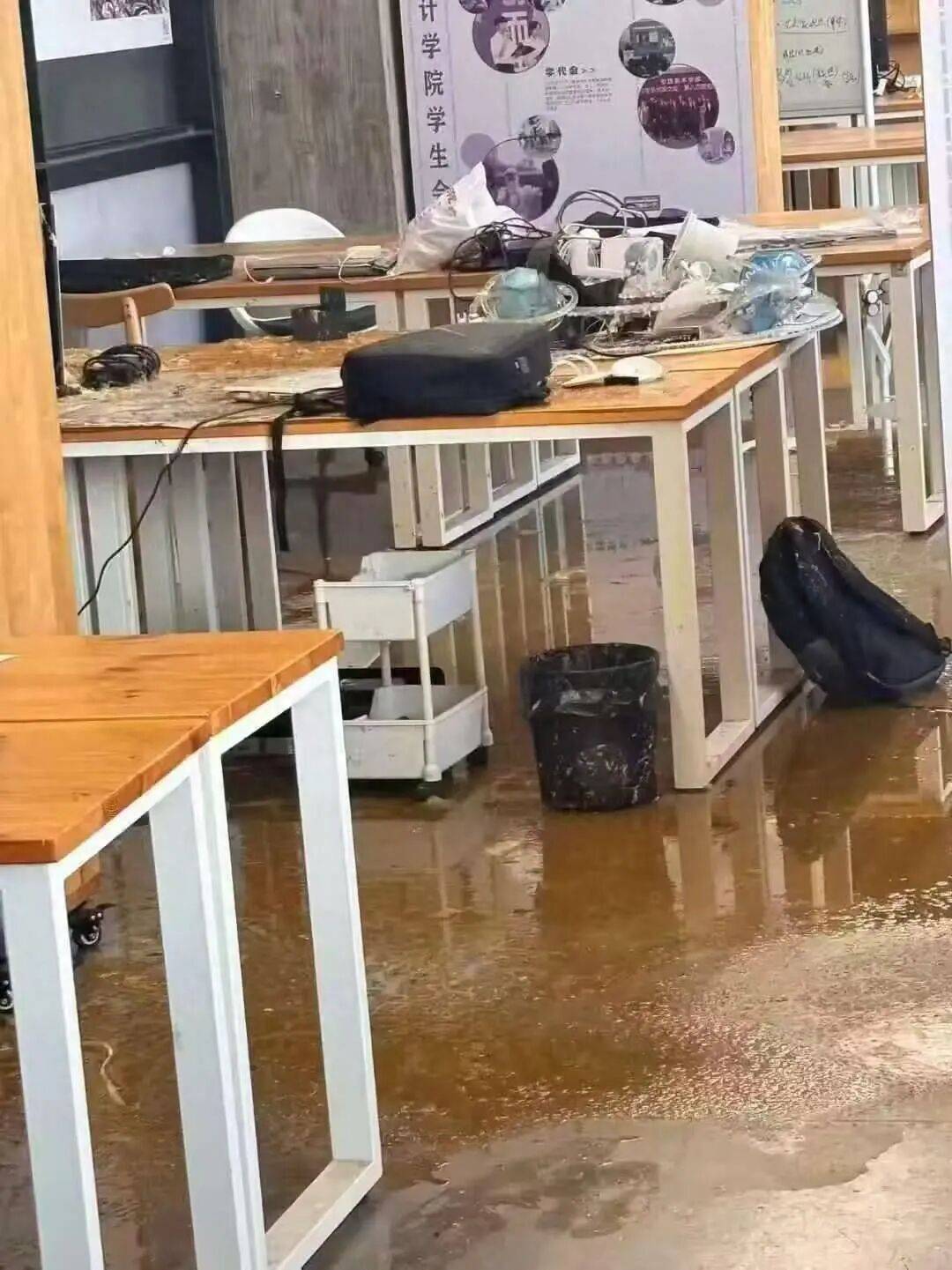 浙江杭州一女生教室正做作业<strong></p>
<p>今日原油期货行情</strong>，头顶管道破裂被污水淋头，情绪崩溃大哭，中国美院良渚校区：眼镜堵塞管道致泄漏，女生已得到安抚