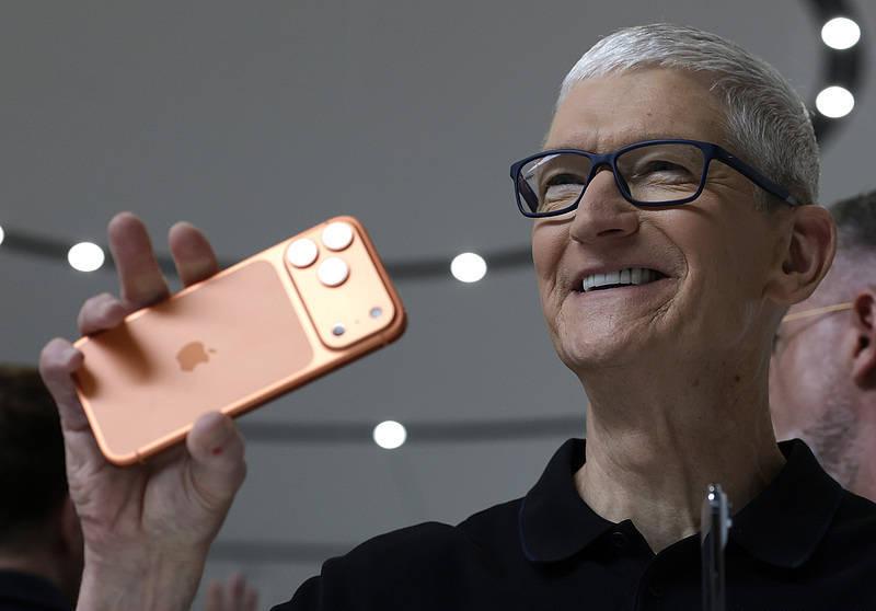 iPhone 17只是开始！苹果将陆续推出10款新品<strong></p>
<p>北海布伦特原油</strong>，首款无显示屏智能眼镜也将亮相