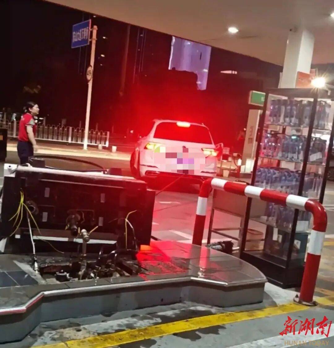 湖北一车主加完油忘拔加油枪开车就走<strong></p>
<p>原油</strong>,直接拽倒加油机,工作人员:幸好加油机的切断阀自动紧急关闭